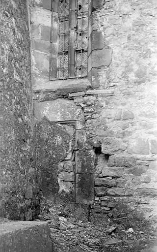 Tour-clocher : ancienne porte et fenêtre