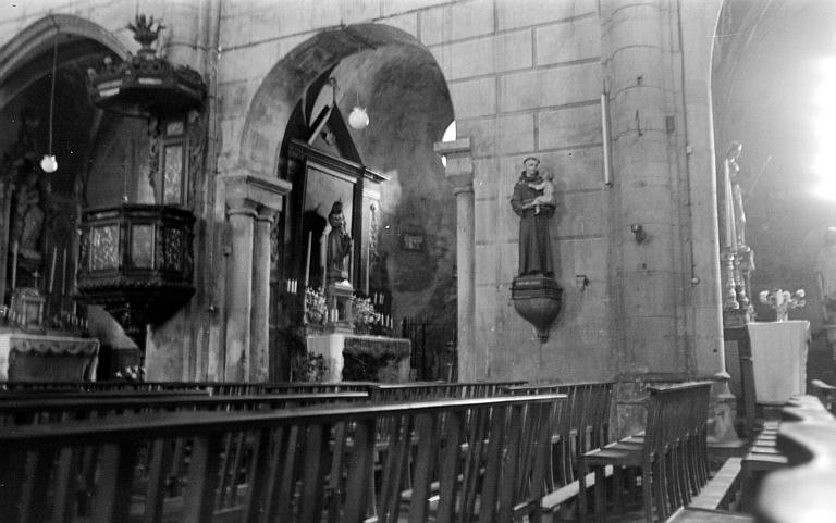 Vue intérieure de la nef : grandes arcades et chapelles latérales sud