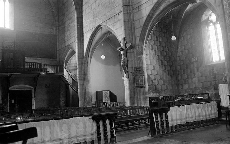 Vue intérieure de la nef vers la tribune : grandes arcades et chapelles latérales nord