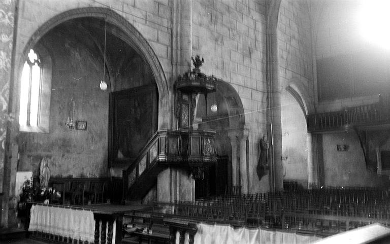 Vue intérieure de la nef vers la tribune : grandes arcades et chapelles latérales sud