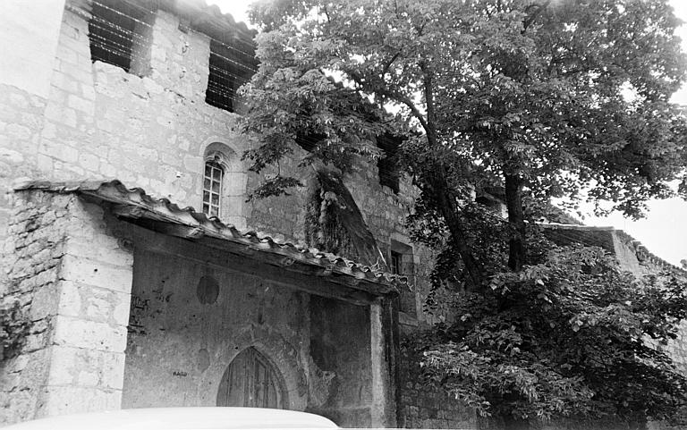 Façade latérale extérieure avec entrée et porche