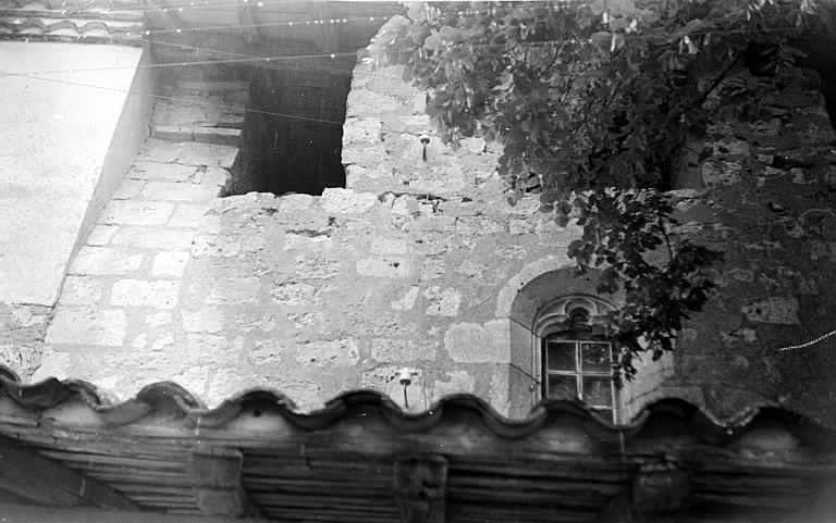 Fenêtre et ouverture au-dessus du porche de la façade latérale