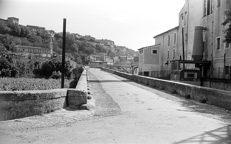 Route passant sur le pont, avec l'église Saint-Jude en arrière-plan