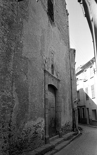 Porte et façade donnant sur la rue