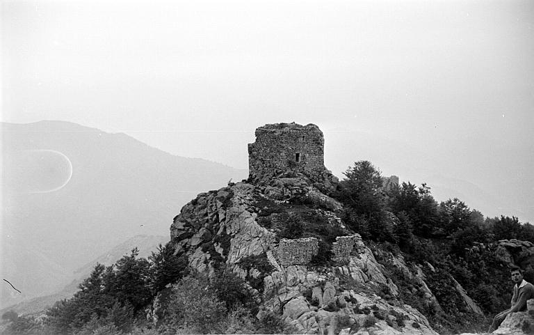 Vue d'ensemble de la deuxième tour et de la courtine sur le promontoire rocheux