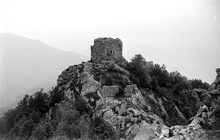 Vue d'ensemble de la deuxième tour et de la courtine sur le promontoire rocheux