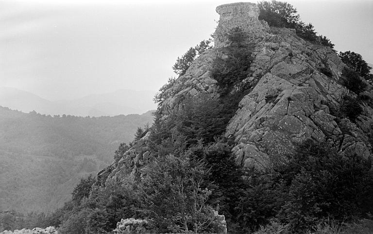 Première tour sur son éperon rocheux vue de la deuxième tour