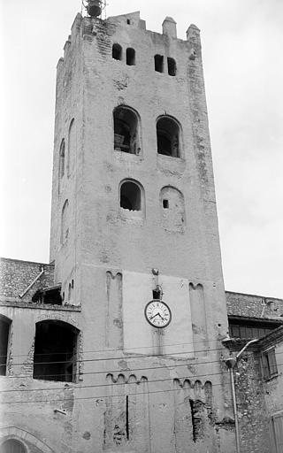 Tour fortifiée avec clocher