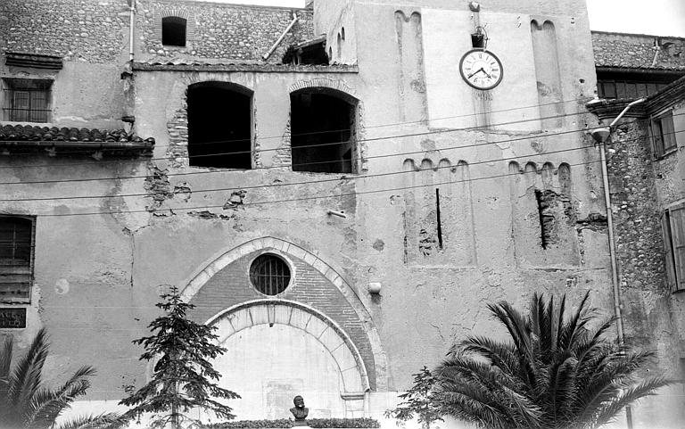 Base de la tour fortifiée et partie supérieure d'un ancien portail