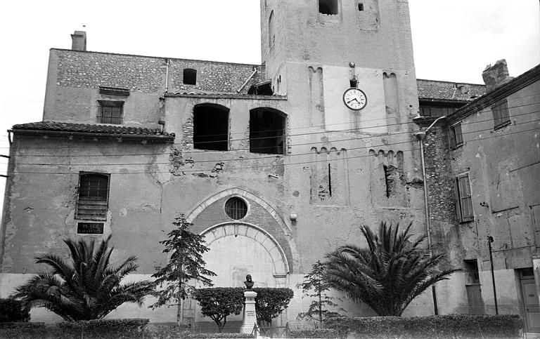 Vue d'ensemble de la façade avec l'ancien portail et la base du clocher