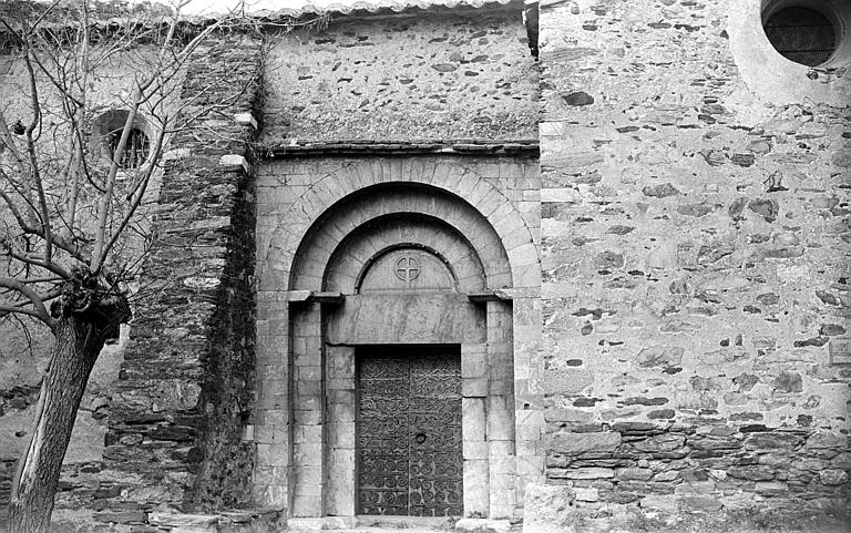 Portail d'entrée sur la façade latérale