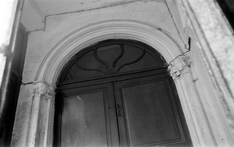 Restes d'une ancienne église : partie supérieure du portail