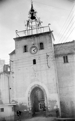 Vue d'ensemble de la porte avec son clocher en fer forgé