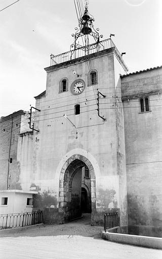 Vue d'ensemble de la porte avec son clocher en fer forgé