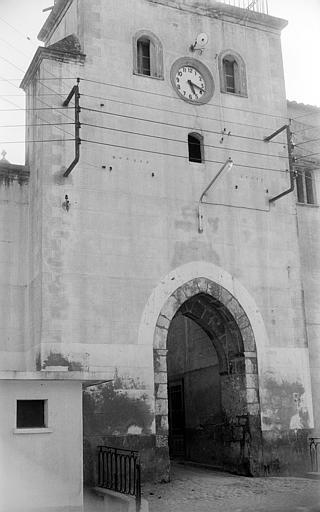 Vue d'ensemble de la porte excepté le clocher