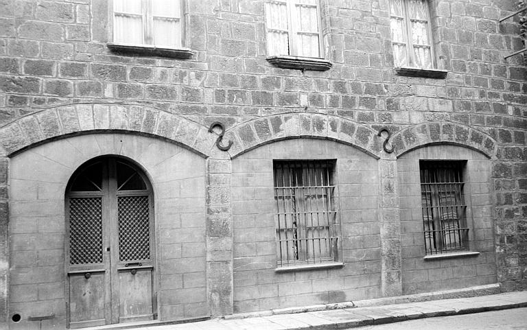 Façade sur rue : porte et fenêtres