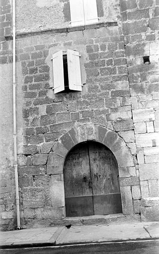 Façade sur rue : porte surmontée d'un arc en plein cintre