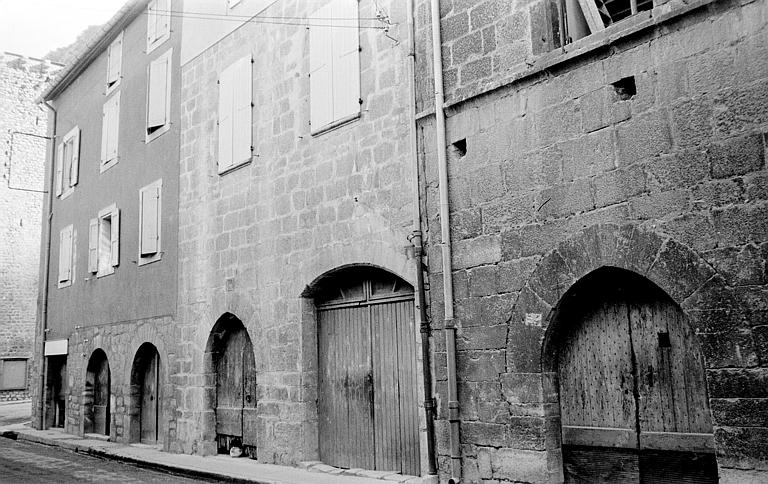 Façades sur la rue Saint-Jean