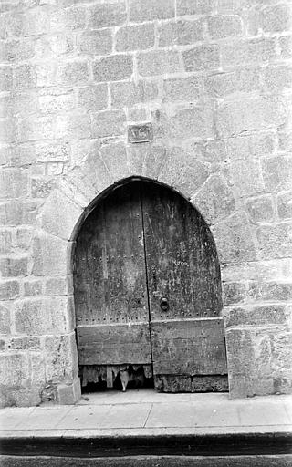 Porte en arc brisé sur la rue Saint-Jacques