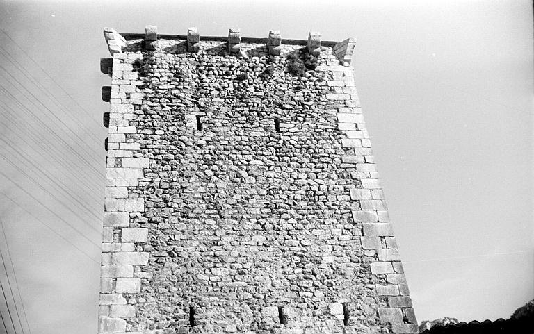 Partie supérieure de la tour carrée avec les corbeaux