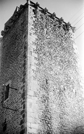 Tour carrée vue en contre-plongée