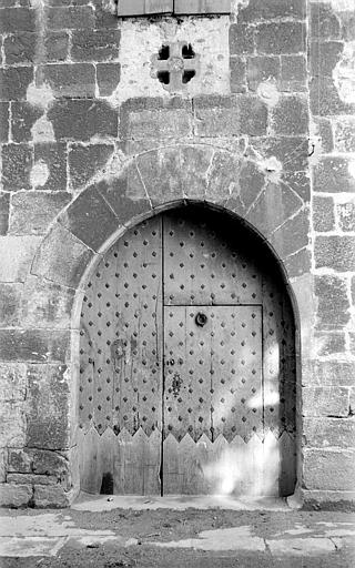 Porte avec un arc en plein cintre