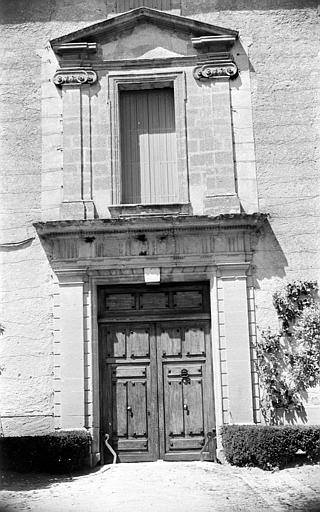 Porte d'entrée et fenêtre superposée