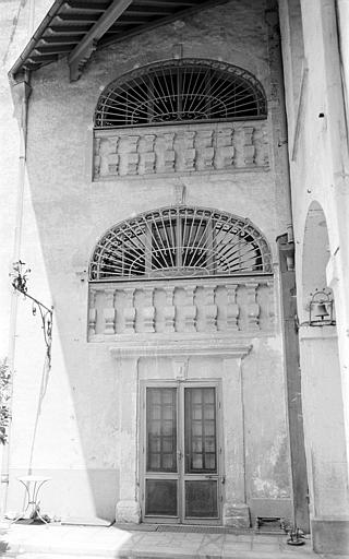 Façade latérale sous le porche