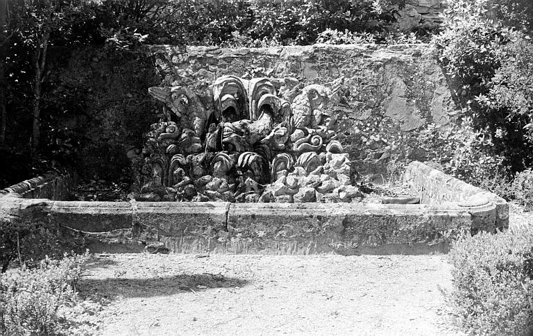 Bassin avec sculpture d'ornement végétal habité d'animaux : poisson, oiseau