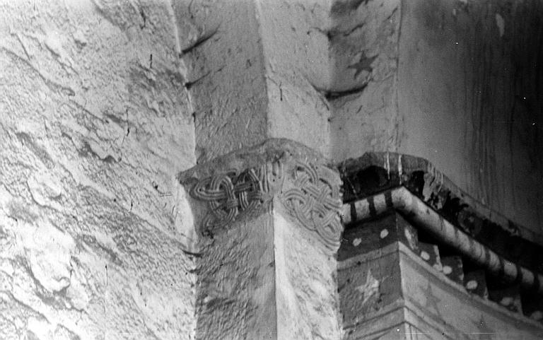 Vue intérieure de l'église : chapiteau orné d'entrelacs