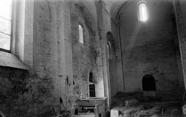 Vue intérieure de l'église vers l'entrée