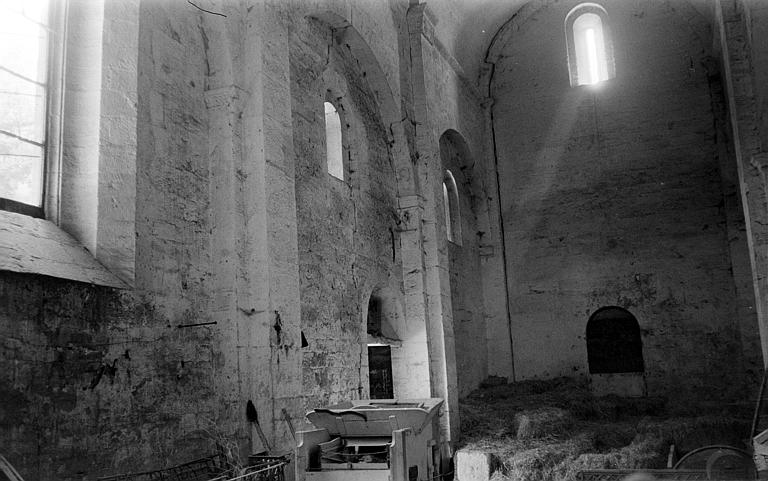 Vue intérieure de l'église vers l'entrée