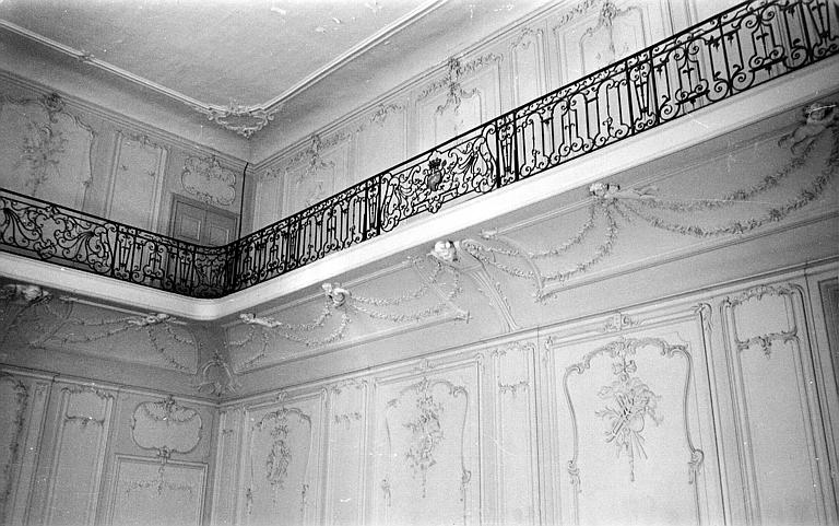 Décor intérieur d'une salle du château avec mezzanine