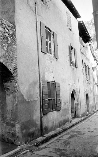 Façade sur rue : portes