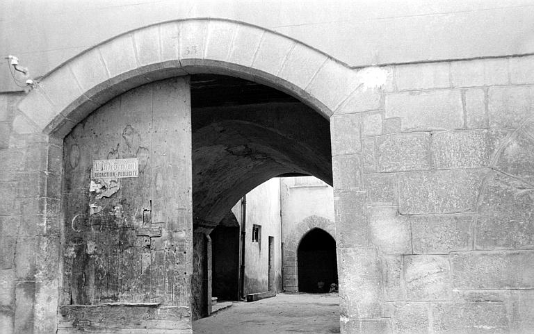 Façade sur rue : porte ouvrant sur la cour