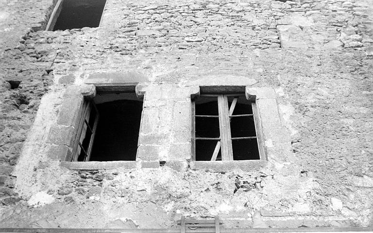 Façade sur rue : fenêtre à linteau sur corbeau