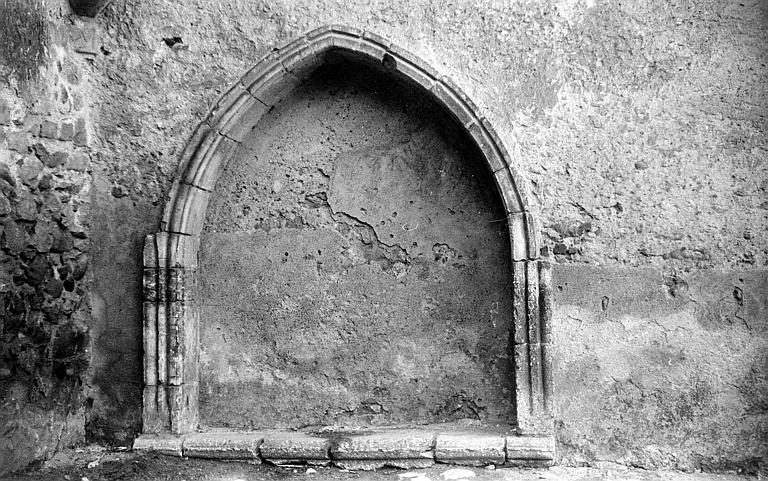 Façade sur la place : arc brisé dans le mur, ancienne porte