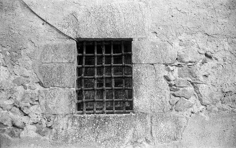 Façade sur la place : fenêtre avec grille