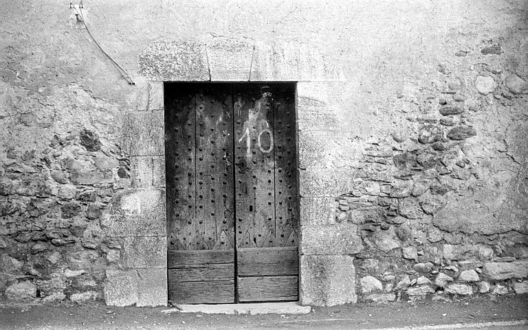 Façade sur la place : porte en bois cloutée