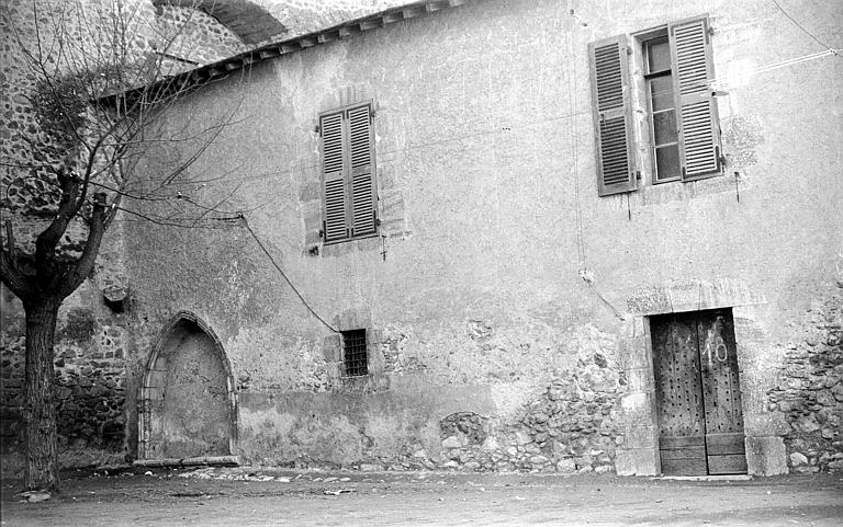 Façade sur la place