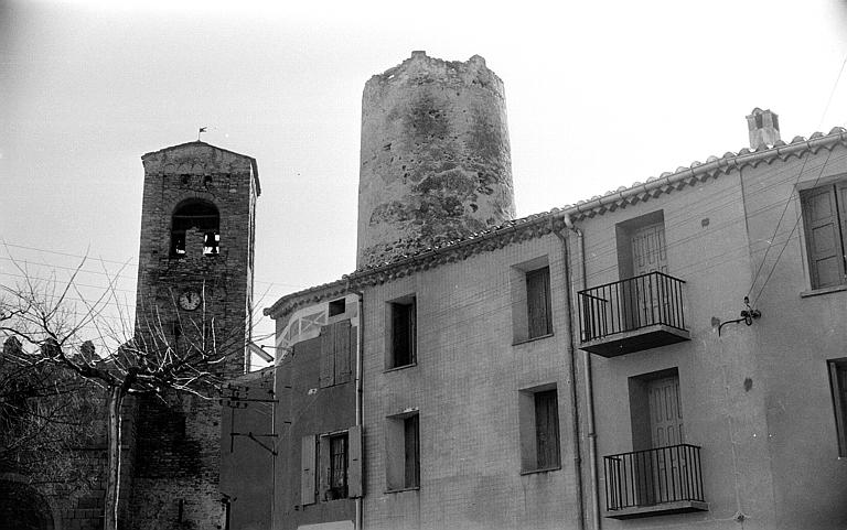 Tour ronde du château et clocher de l'église romane