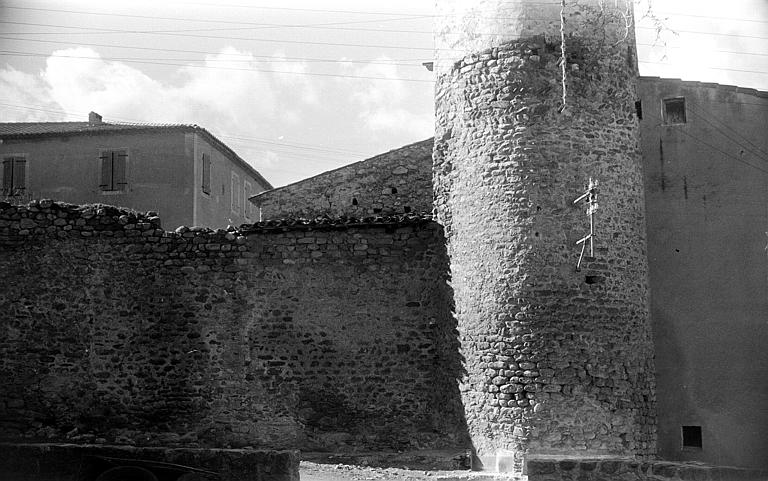 Partie inférieure de la tour ronde et reste d'un mur