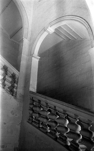 Escalier intérieur : arcades et rampe