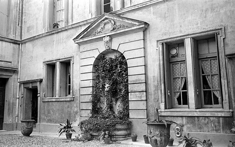 Façade sur cour : rez-de-chaussée et fontaine