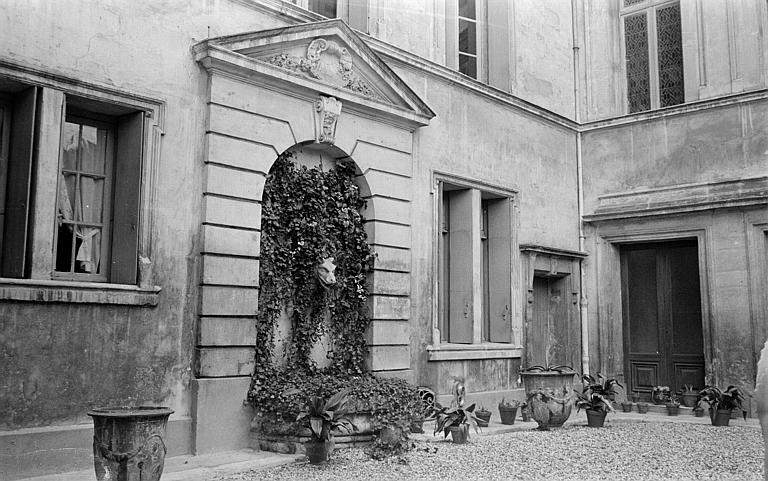 Façade sur cour : rez-de-chaussée et fontaine