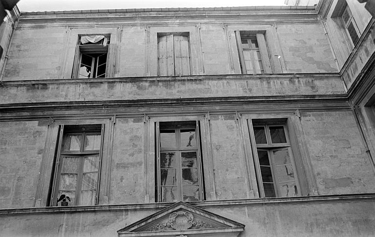 Façade sur cour, côté fontaine : étage supérieurs