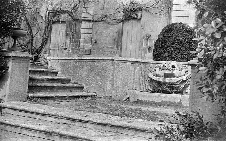 Façade sur jardin : fontaine et escalier de la terrasse