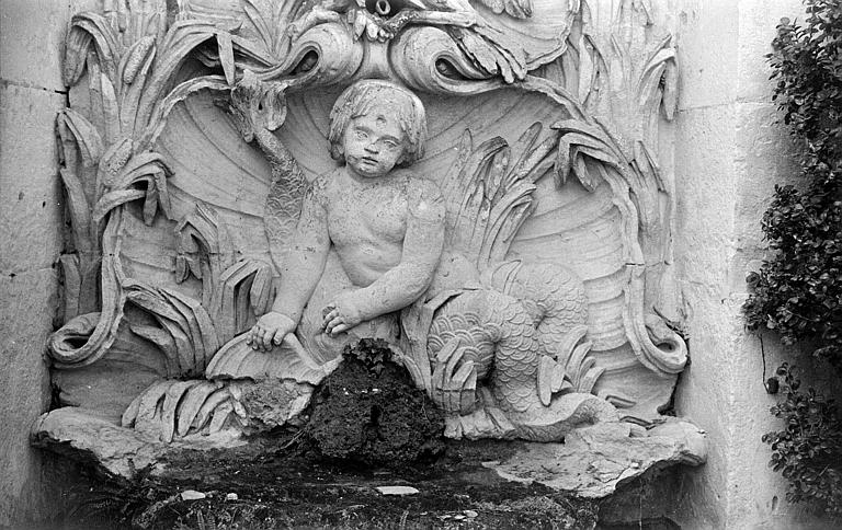 Fontaine latérale : partie inférieure du décor sculpté