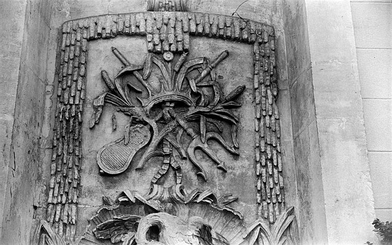 Fontaine latérale : partie supérieure du décor sculpté