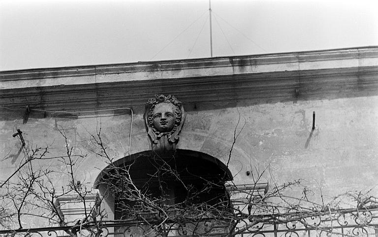 Façade de l'entrée : tête sculptée au-dessus de la porte-fenêtre centrale de l'étage